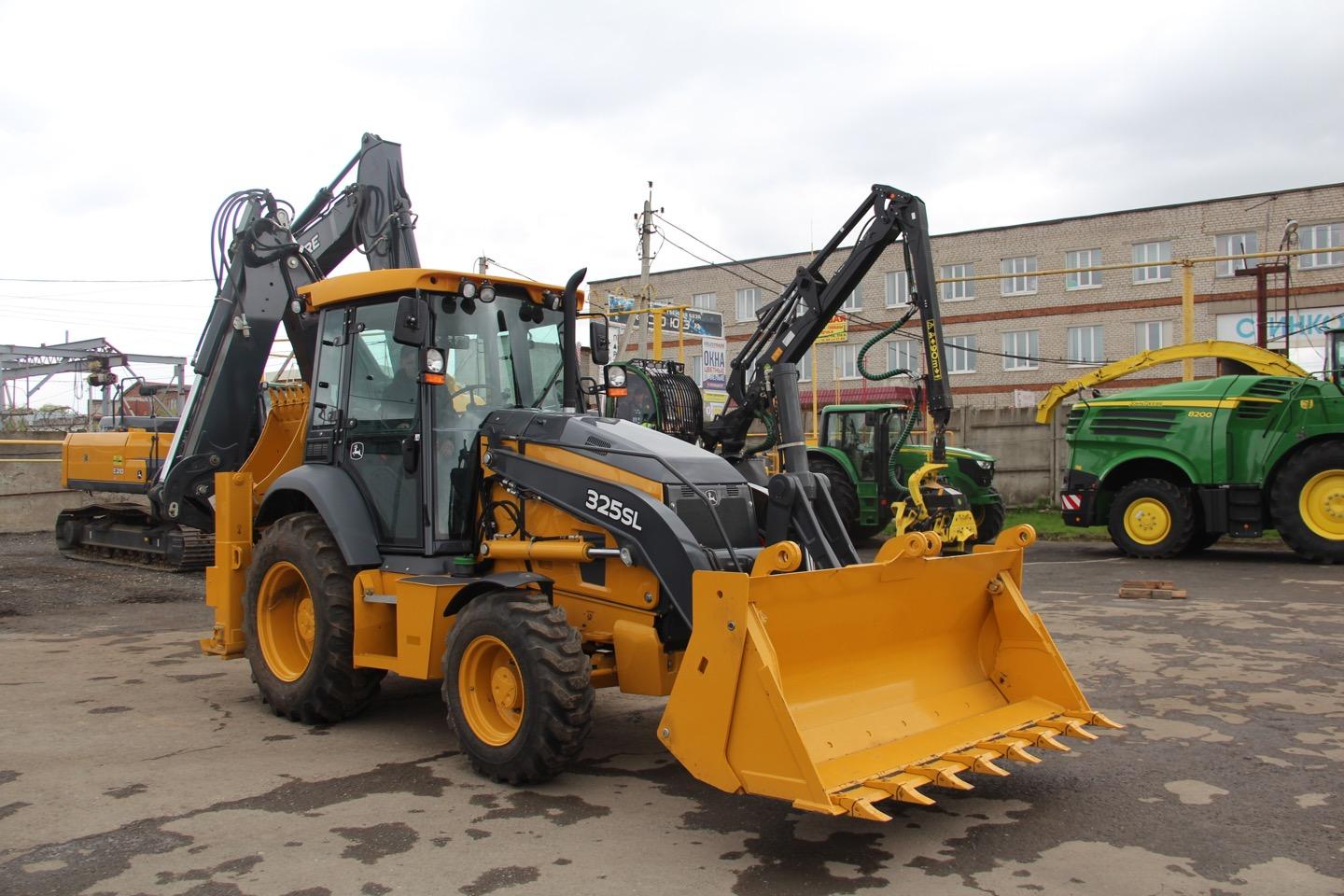 Экскаватор-погрузчик John Deere 325K