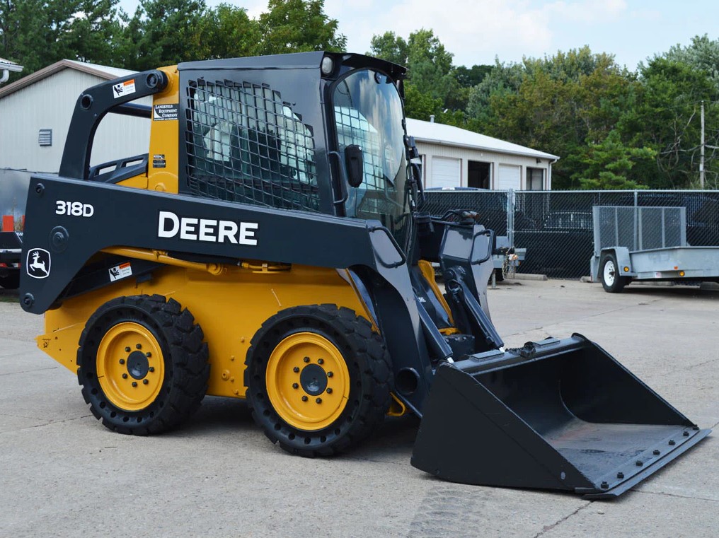 Мини-погрузчик John Deere 318D